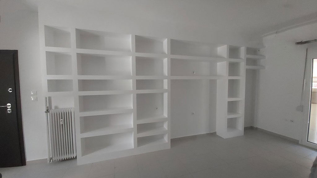 Βιβλιοθήκη από γυψοσανίδα με εσοχή τηλεόρασης σε κατοικία στο Γαλάτσι