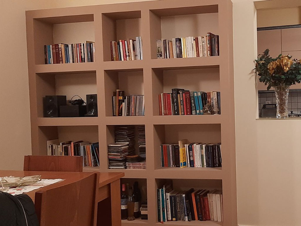 Βιβλιοθήκη από γυψοσανίδα με ενσωματωμένα ράφια σε κατοικία στο Μενίδι