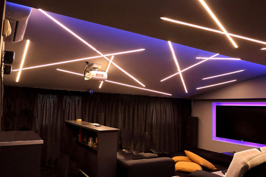 Home Cinema με διαγώνιο γραμμικό φωτισμό LED σε οροφή γυψοσανίδας στην Παλλήνη