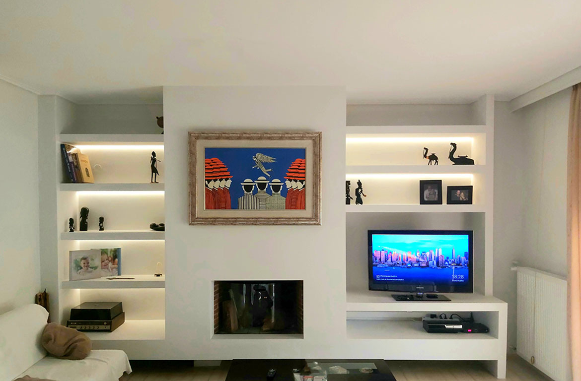 Σύνθεση τζακιού με γυψοσανίδα, φωτιζόμενες βιβλιοθήκες και βάση τηλεόρασης σε κατοικία στα Μελίσσια