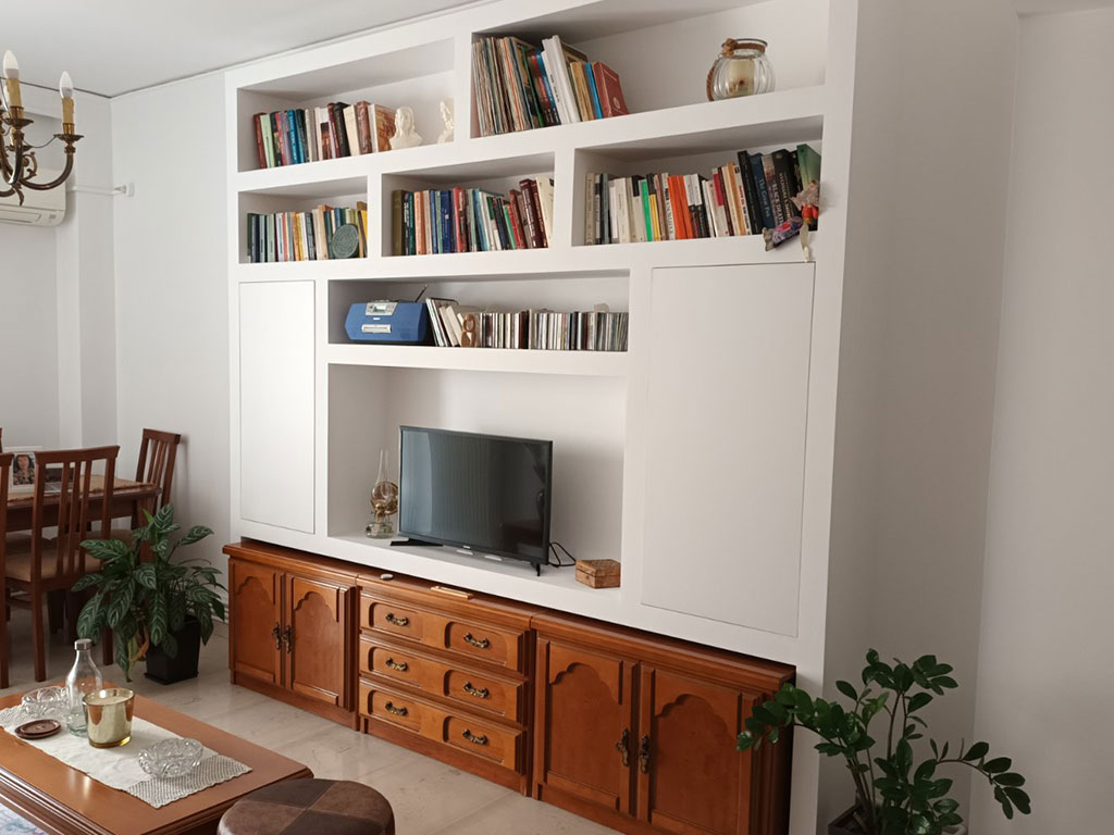 Σύνθεση βιβλιοθήκης από γυψοσανίδα και ξύλο με χώρο τηλεόρασης σε κατοικία στην Κυψέλη