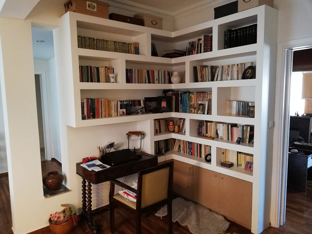 Γωνιακή βιβλιοθήκη από γυψοσανίδα με ξύλινα ντουλάπια σε κατοικία στο Μετς