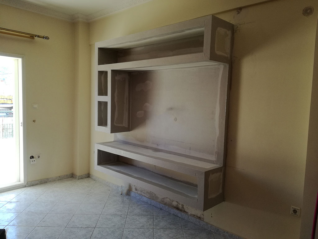 Έπιπλο τηλεόρασης με ραφιέρα γυψοσανίδας σε κατοικία στα Λιόσια