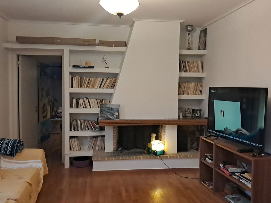 Βιβλιοθήκη γυψοσανίδας με τζάκι και διακοσμητικά ράφια σε κατοικία στο Πολύγωνο