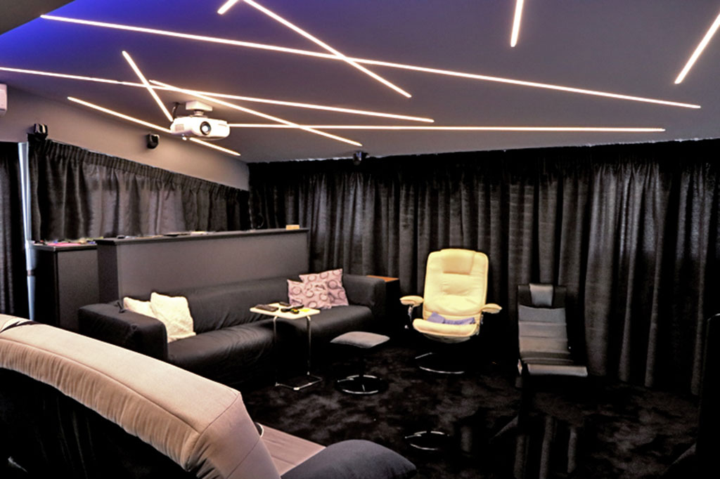 Home Cinema με γραμμικό φωτισμό LED σε οροφή γυψοσανίδας σε σοφίτα κατοικίας στην Παλλήνη