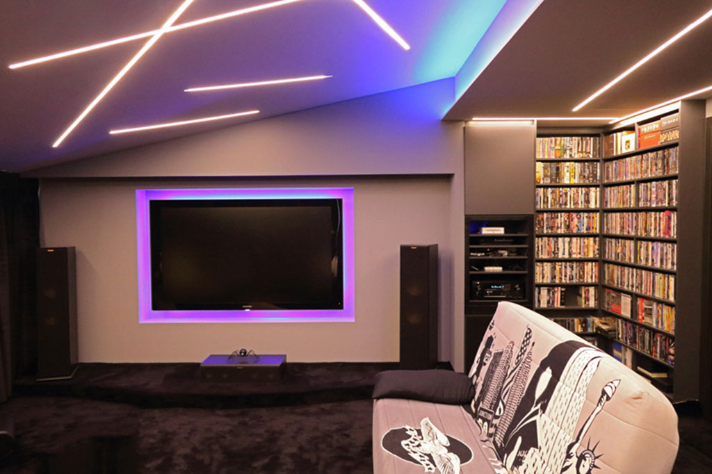Home Cinema με οροφή γυψοσανίδας, φωτιζόμενο αστέρι LED και οπτικές ίνες σε κατοικία στην Καλλιθέα