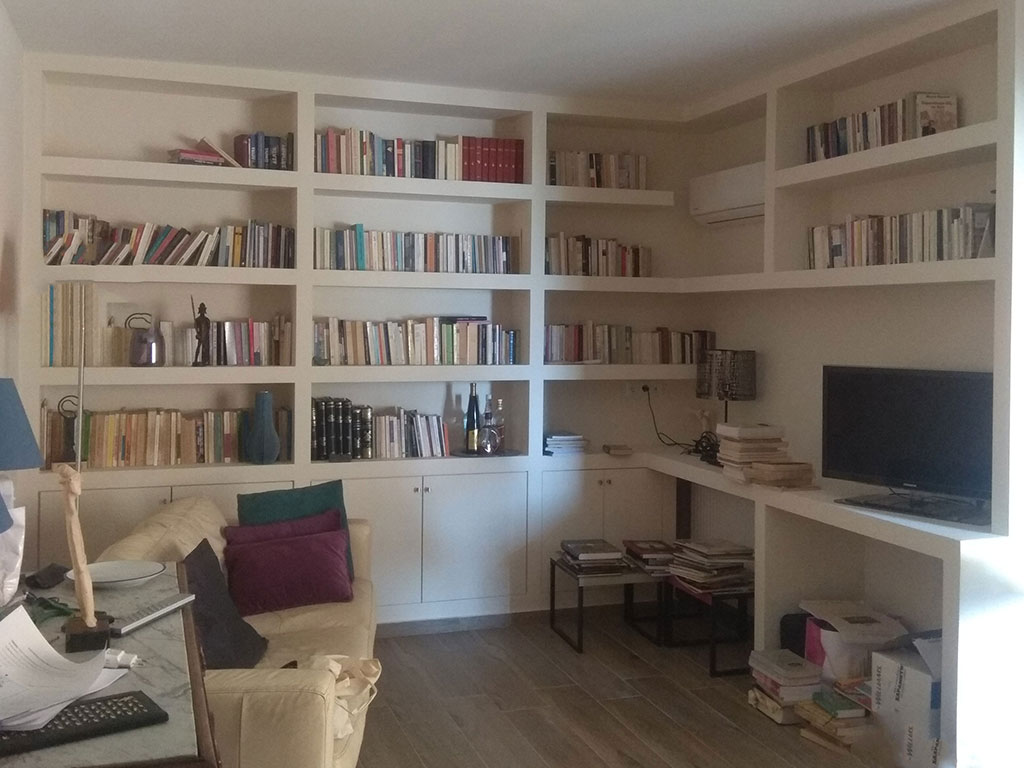 Γωνιακή βιβλιοθήκη από γυψοσανίδα με γραφείο σε κατοικία στη Νέα Σμύρνη