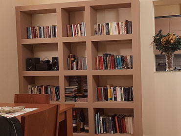 Βιβλιοθήκη με γυψοσανίδα σε οικία στο Μενίδι.