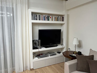 Σύνθεση τηλεόρασης σε οικία στην Καλλιθέα.