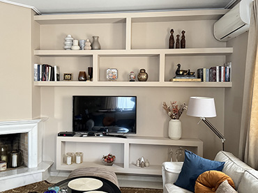 Σύνθεση τηλεόρασης δίπλα από τζάκι σε οικία στην Πεύκη.