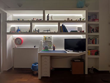 Σύνθεση -γραφείο σε παιδικό δωμάτιο σε οικία στο Γαλάτσι.