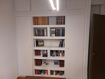 Βιβλιοθήκη σε ντουλάπα σε οικία στην Κυψέλη.