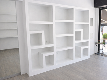 Σύνθεση ραφιέρα σε κατάστημα στην Γλυφάδα.