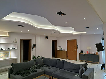Οροφή με κρυφό φωτισμό σε οικία στο Μενίδι.