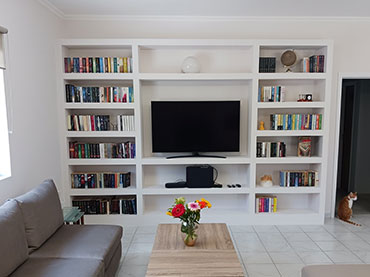 Βιβλιοθήκη με γυψοσανίδα και εσοχή για τηλεόραση σε οικία  στο Ελληνικό .