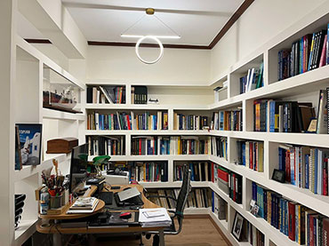 Βιβλιοθήκη και διαχωριστική βιβλιοθήκη διαμπερης σε οικία στην Καλλιθέα.
