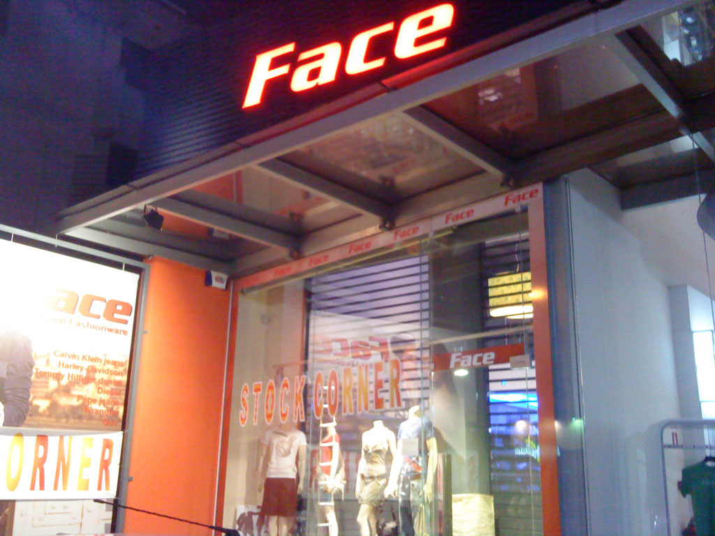 Κατάστημα ενδυμάτων Face στο Χαλάνδρι