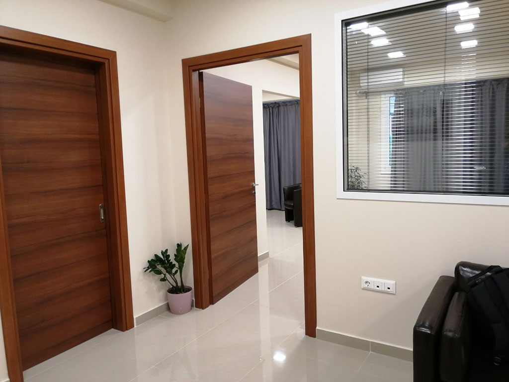 Διαχωριστικά τοιχία γυψοσανίδας με εσωτερικά παράθυρα σε δικηγορικό γραφείο στην Αθήνα